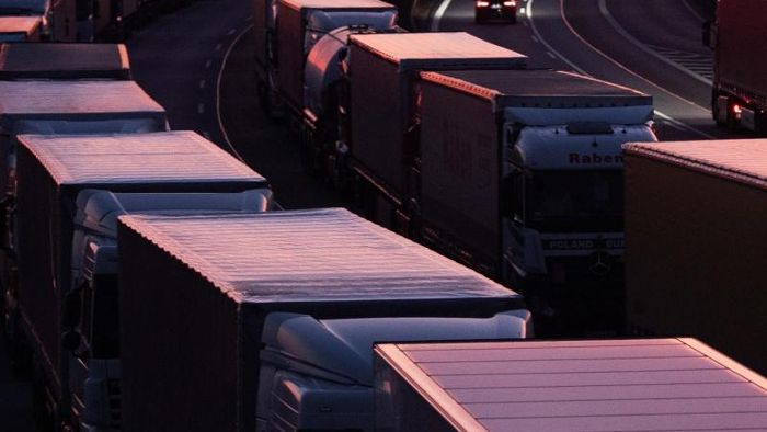 Verband fordert Quarantäne-Ausnahmen für Trucker und offene Rasthöfe
