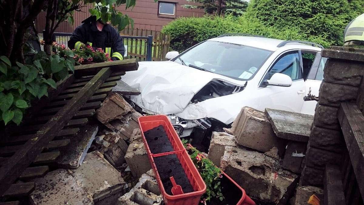 Sonneberg/Neuhaus: Autofahrer prallt gegen Gartenmauer und wird schwer verletzt