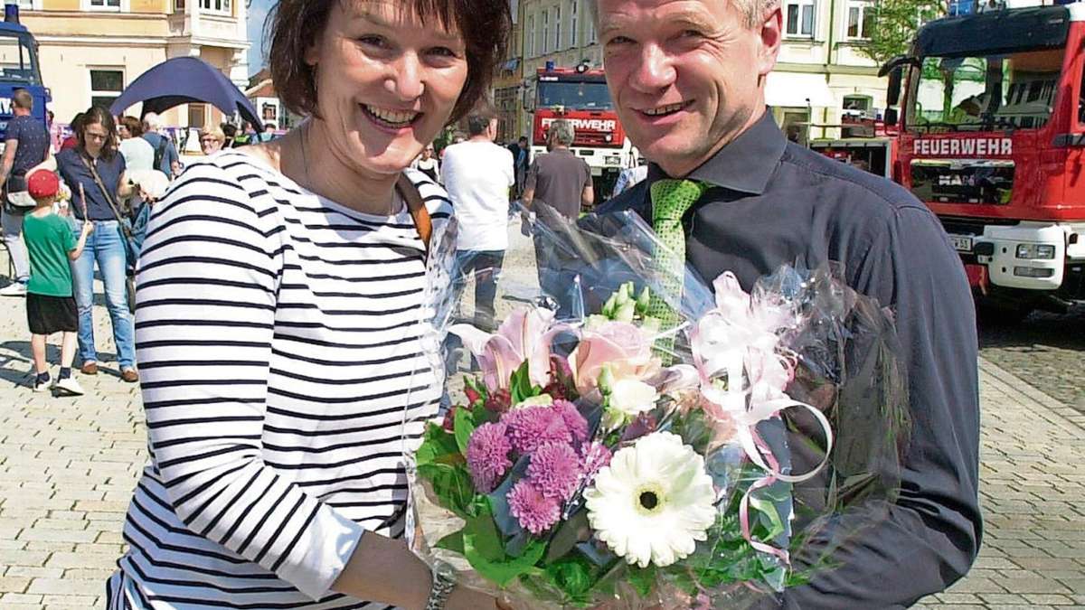 Suhl/ Zella-Mehlis: Blumen für die Nachbarin: Triebel gratuliert Greiser zum Landrats-Wahlsieg