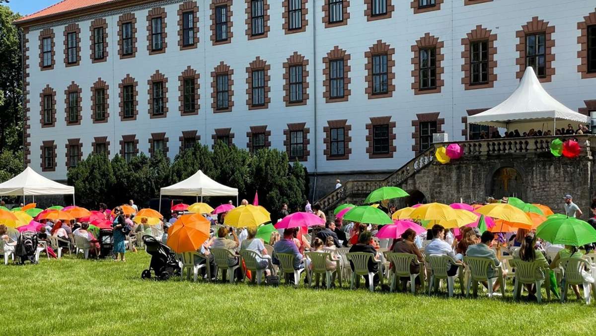 Tauffest in Meiningen: Unter Gottes Schutz und (Sonnen-)Schirm
