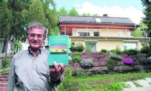 Herbert Schida hat seinen Roman "Im Tal der weißen Pferde" vorwiegend in seinem Ferienhaus in Elgersburg geschrieben. Foto: Appelfeller