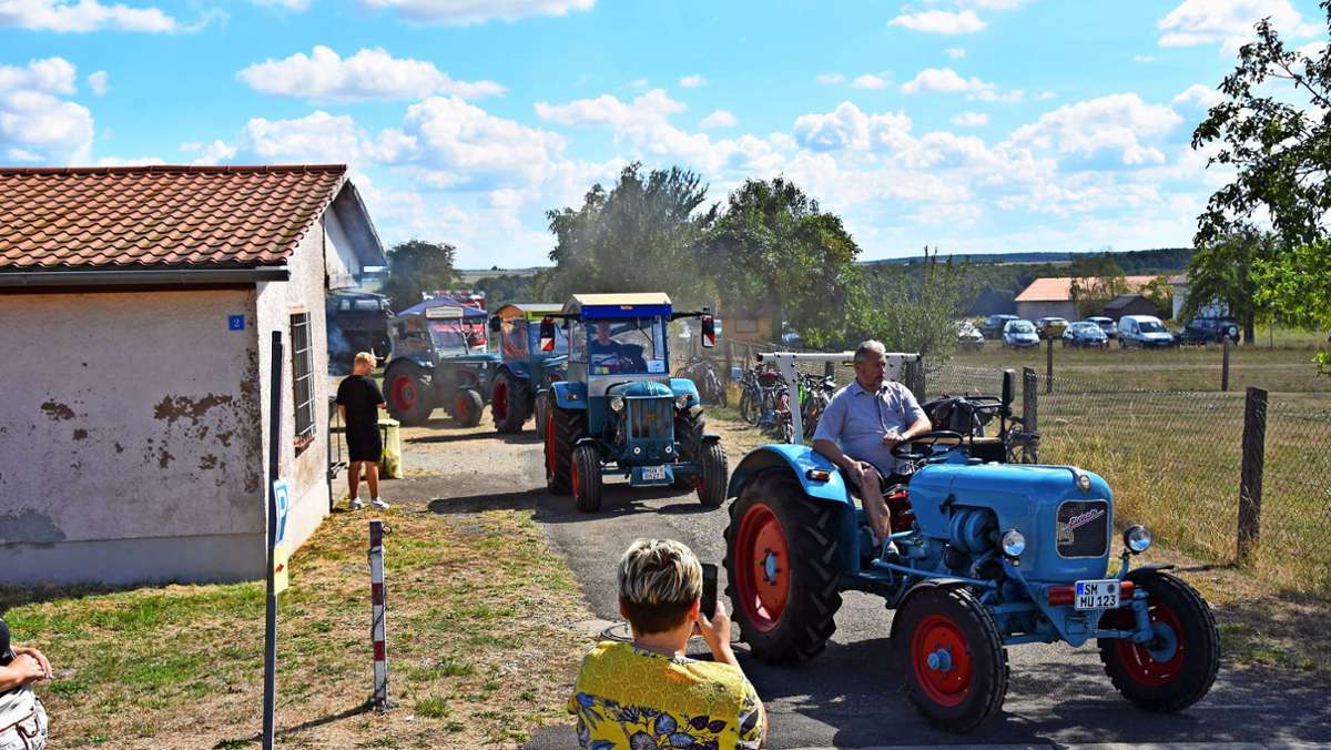 Oldtimer & Traktoren: Glänzende Karossen,  urige Schlepper