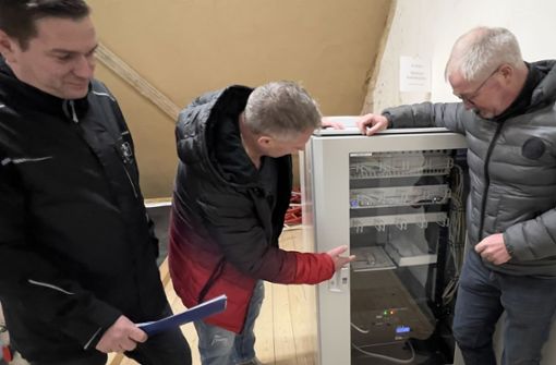 Mitarbeiter der Firma Tele Thorwarth und Datanet GmbH übergeben einen der neuen Datenschränke an Museumsdirektor  Kai Lehmann (rechts). Foto: Museum/Museum