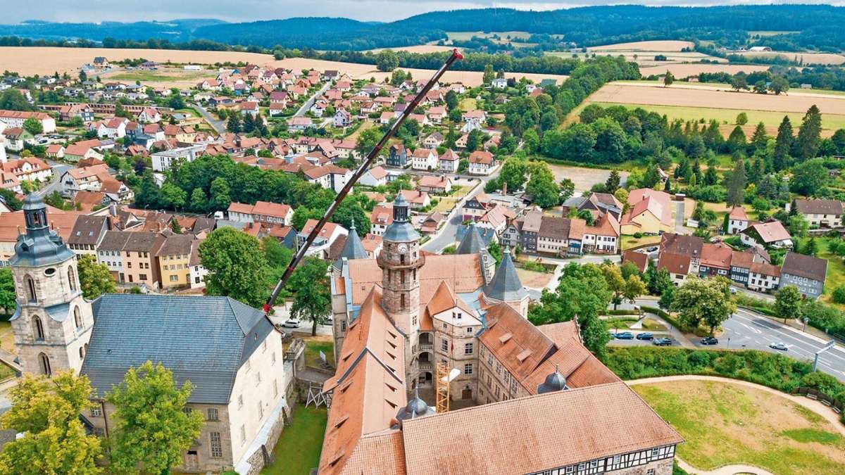 Hildburghausen: Ein Riese baut sich im Schlosshof auf