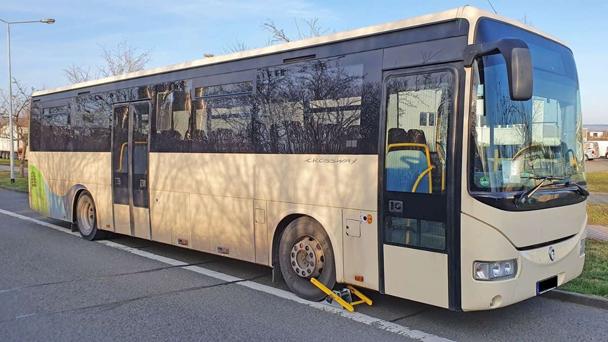 In Arnstadt: Extreme Mängel: Polizei zieht Busse aus dem Verkehr