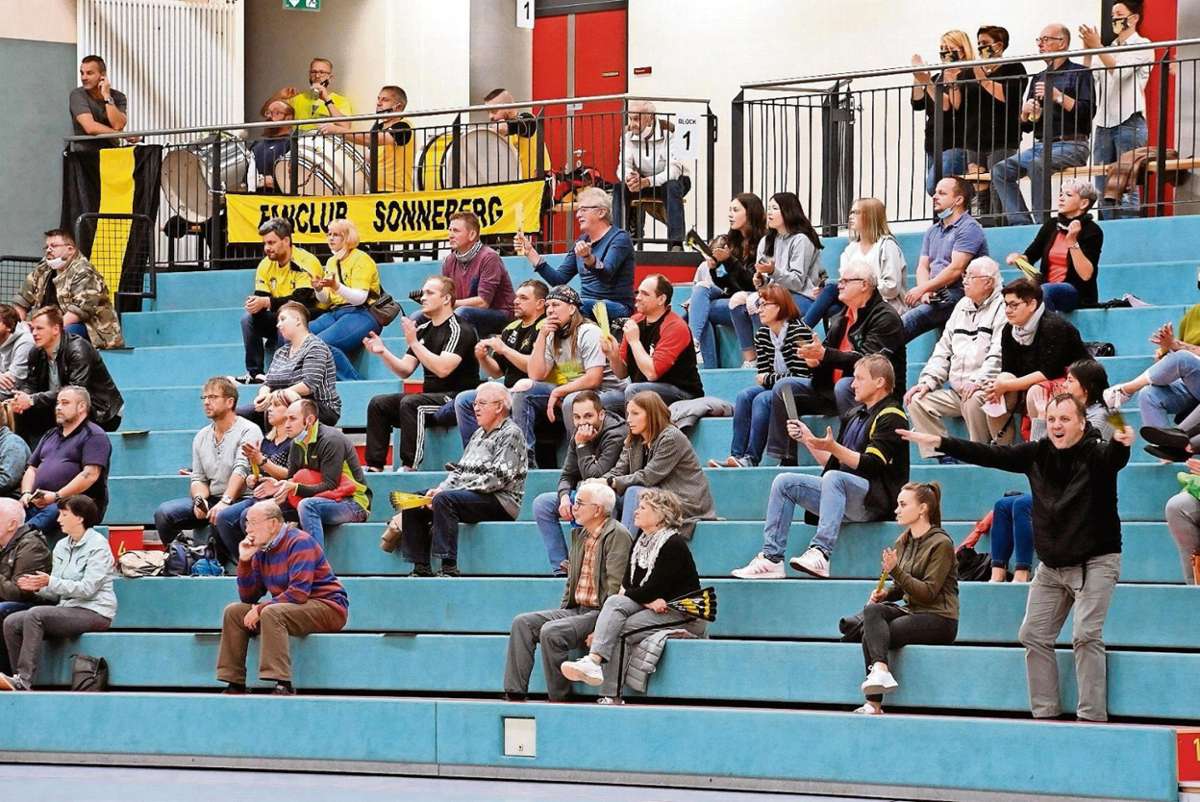 Jubeln - mit Abstand: Auch in der SBBS in Steinbach halten sich die Fans an die Regeln.	Foto: Carl-Heinz Zitzmann Quelle: Unbekannt