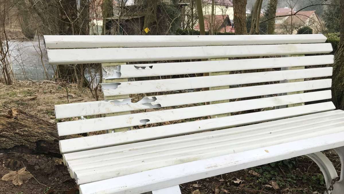 Vandalismus: Parkbank am Schwarzaer Schloss demoliert