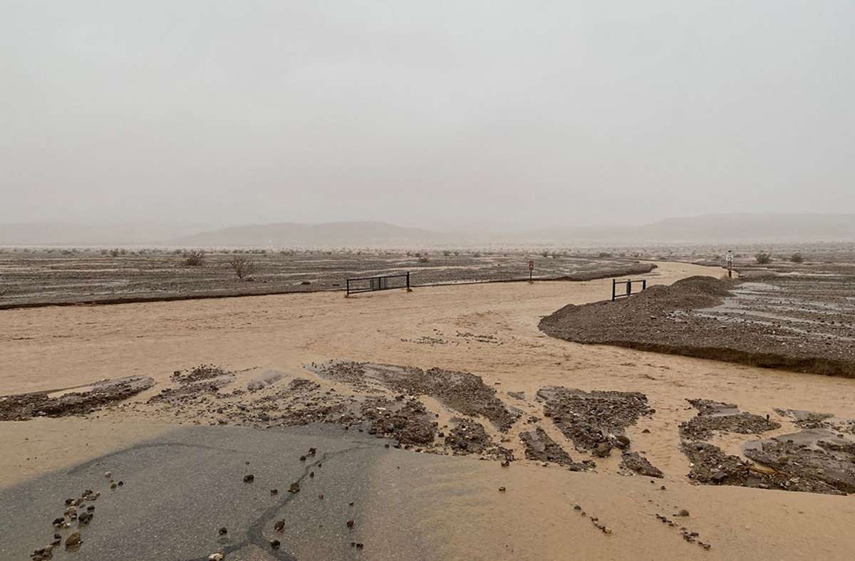 Ungewöhnlich heftige Regenfälle hat es am Freitag im Death Valley Nationalpark gegeben. Foto: AFP