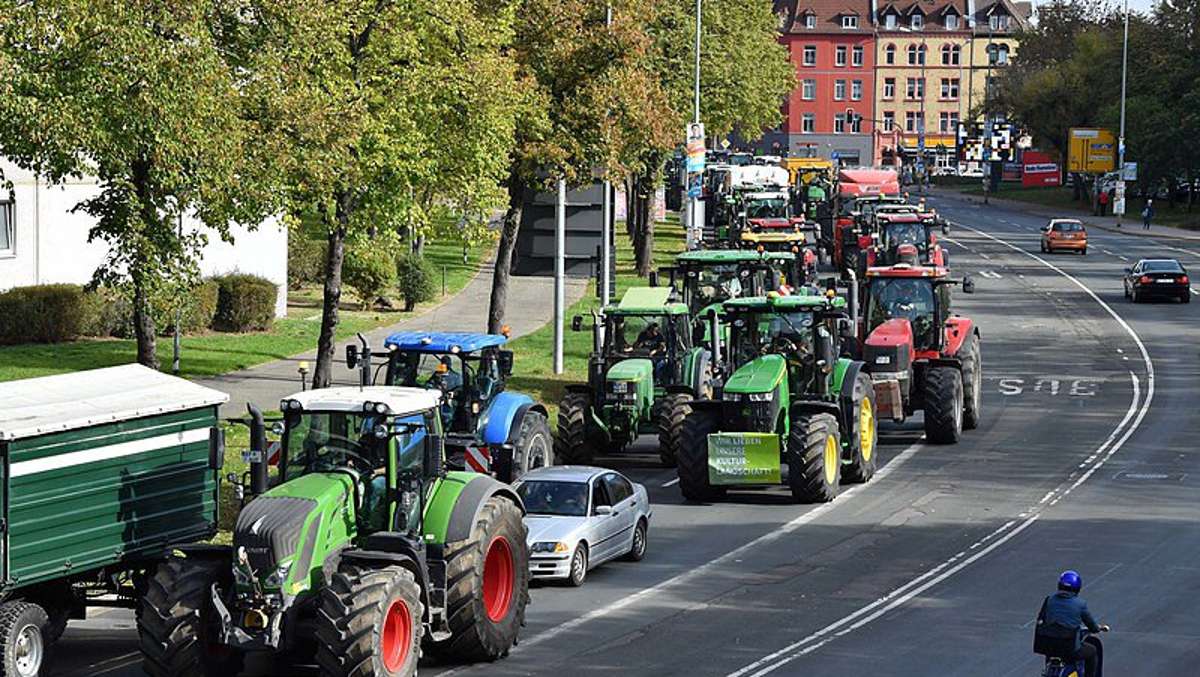 Thüringen: Mit dem Trecker gegen Bundespolitik - Bauern demonstrieren in Erfurt