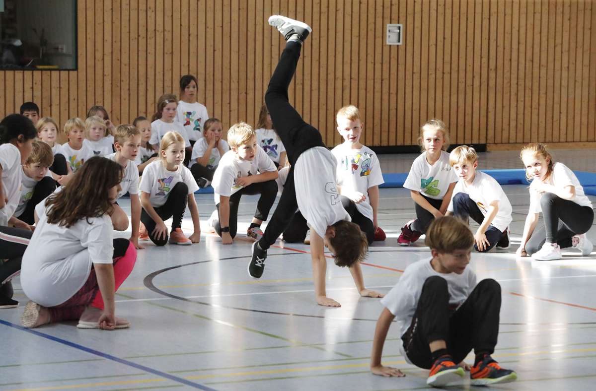 Die Jungs und Mädchen aus der Klasse 3a der Schillerschule haben die Breakdance-Bewegungen nach vier Workshop-Tagen schon verinnerlicht. Am Freitag zeigten die Erst- bis Viertklässler vor Publikum, was sie gelernt haben.