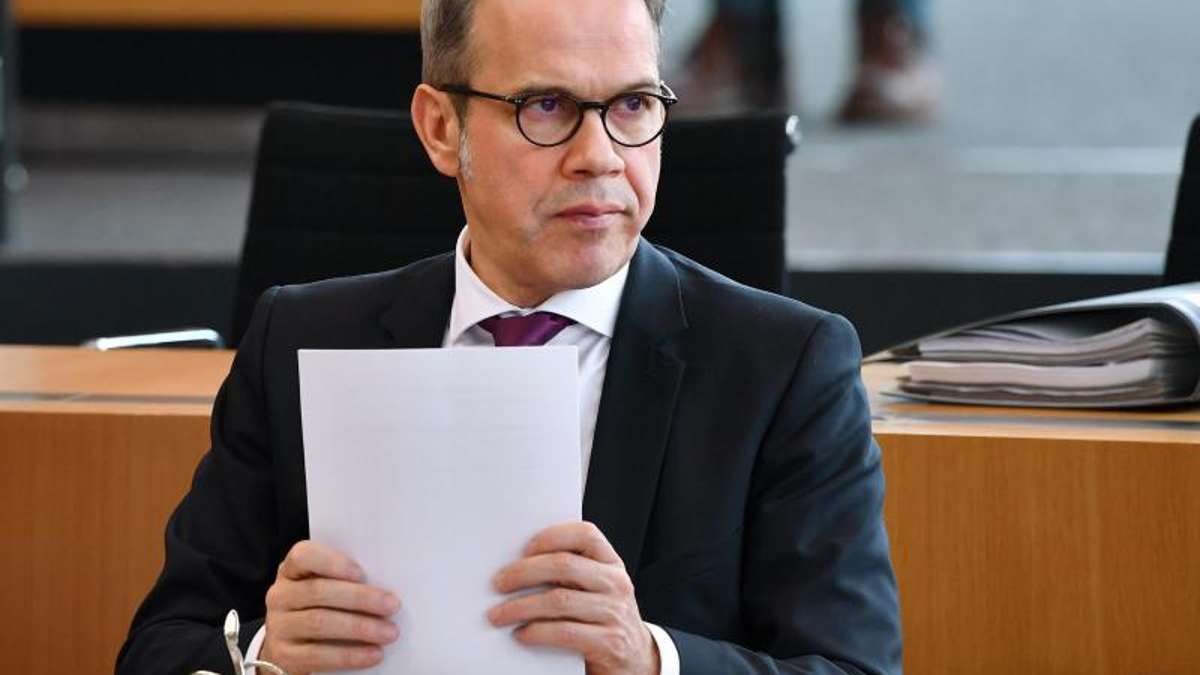 Thüringen: Sprengstoff-Fund: Innenminister wehrt sich gegen Vorwürfe