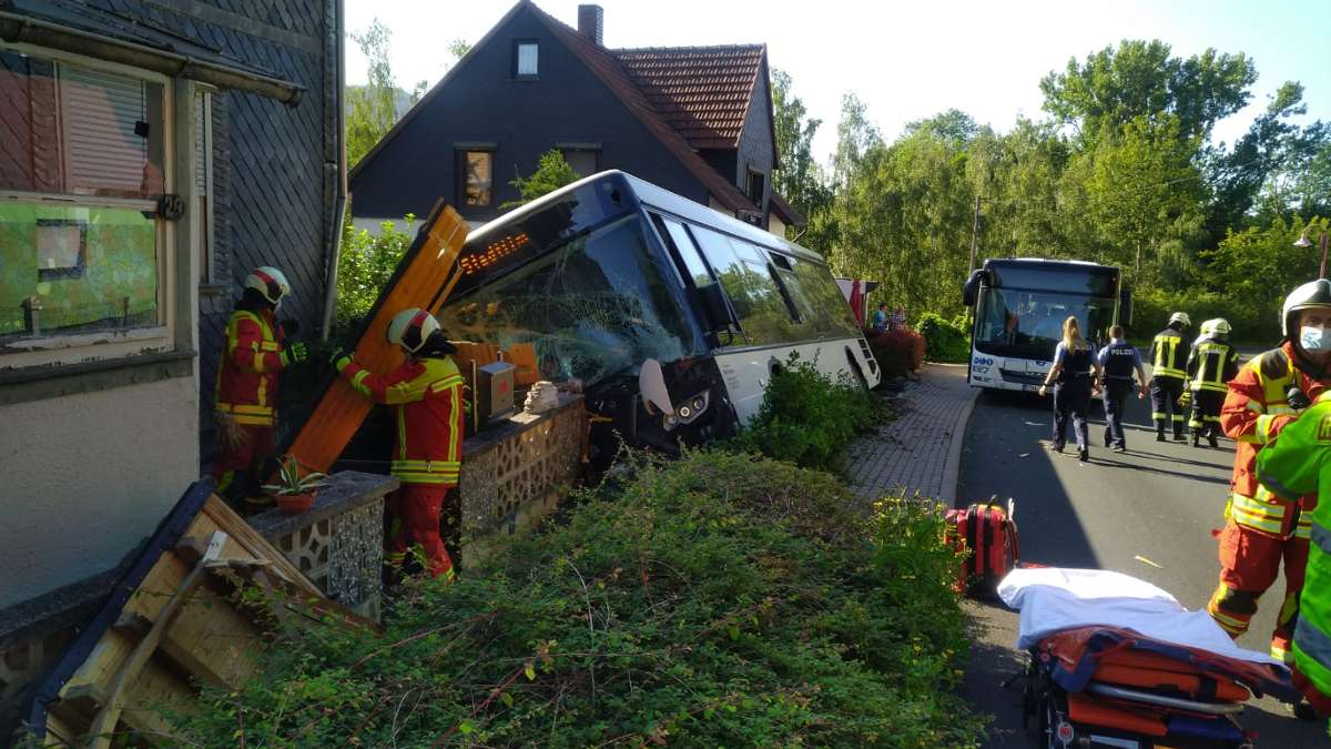 Ilmenau: Linienbus fährt in Vorgarten und kippt um - Zwei Verletzte