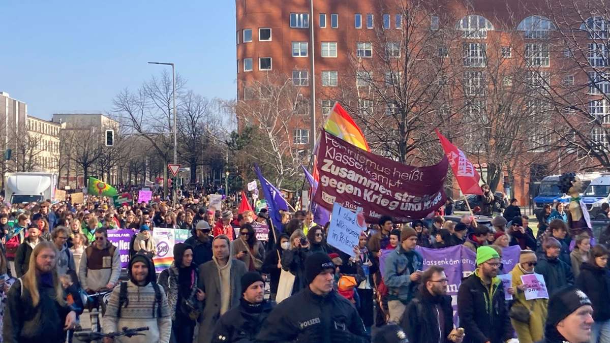 Demos in der Hauptstadt: Tausende Menschen demonstrieren zum Weltfrauentag in Berlin