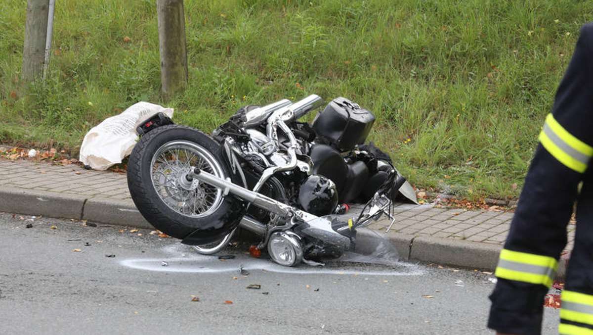 Thüringen: Biker übersieht Auto beim Abbiegen: Sozia stirbt vor Ort