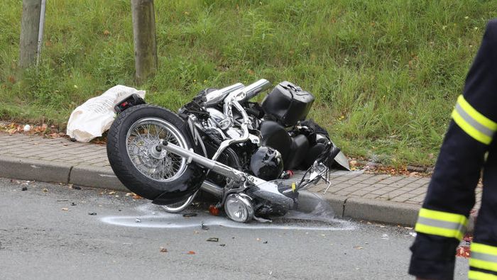 Biker übersieht Auto beim Abbiegen: Sozia stirbt vor Ort