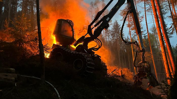 Holzerntemaschine in Flammen