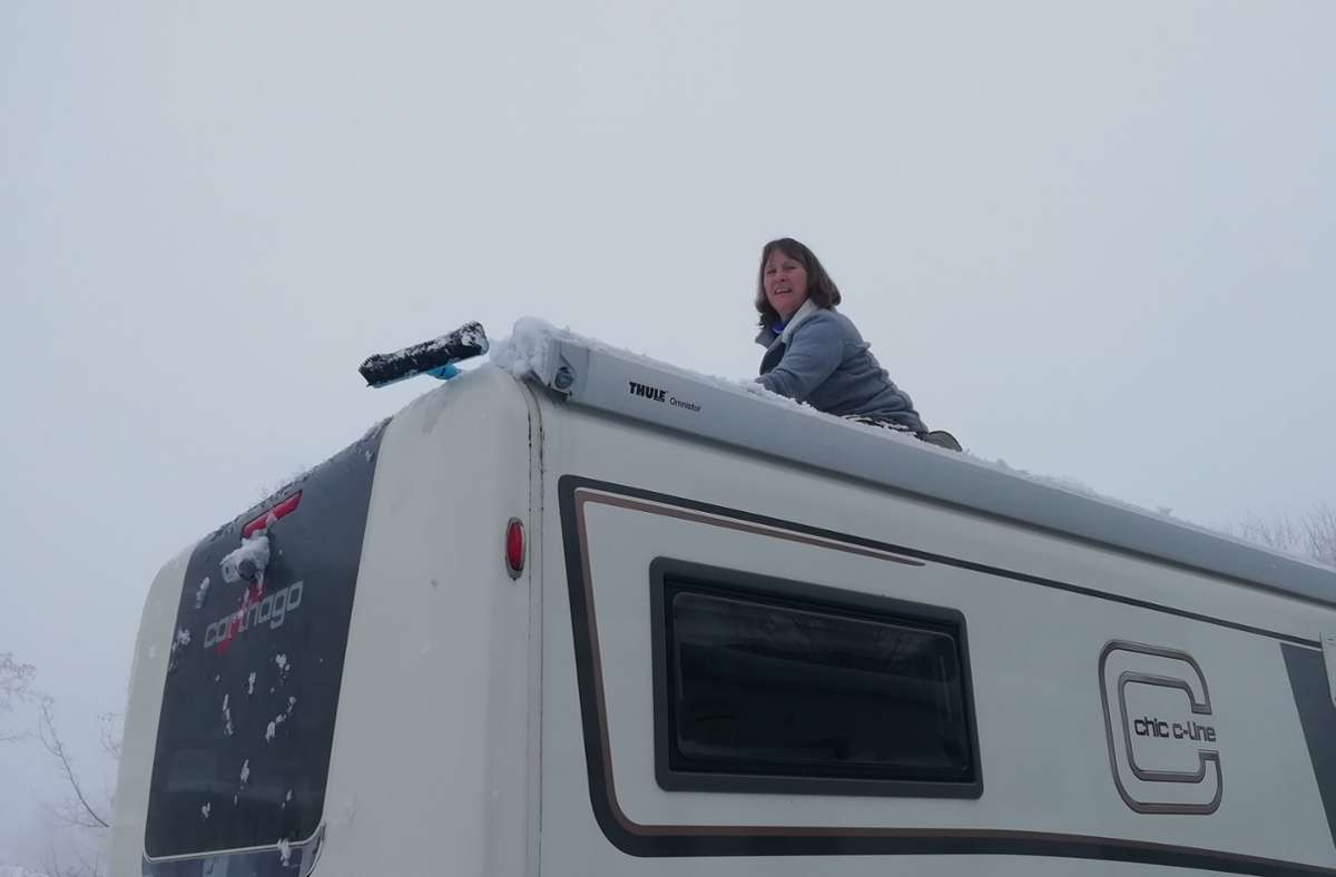 Vor der Abreise aus Oberhof muss Carmen Mittelstädt das Dach des Wohnmobils vom Schnee befreien.