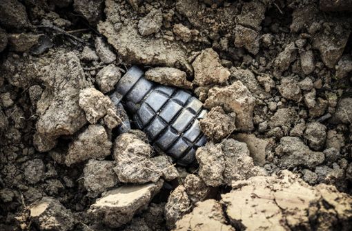 Weltkriegsgranaten werden immer wieder wie hier im Boden gefunden – jetzt fand ein Mann eine in einem Safe. (Symbolbild) Foto: imago/Christian Ohde/imago stock&people