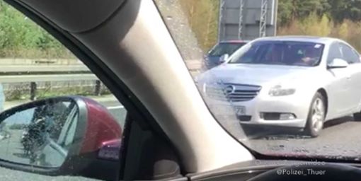 Screenshot aus einem Video, welches die Thüringer Polizei veröffentlicht hat. Die Ermittler suchten einen Geisterfahrer, der auf der Autobahn 71 bei Ilmenau entgegengesetzt zur Fahrtrichtung durch eine Rettungsgasse fuhr. Der Mann hat sich anschließend selbst bei der Polizei gemeldet. Foto: Polizei
