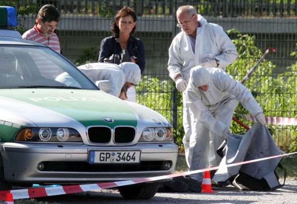Beamte der Spurensicherung der Polizei arbeiten auf der Heilbronner Theresienwiese an einem Tatort, an dem am 25. April 2007 zuvor eine 22-jährige Polizeibeamtin getötet und ein weiterer Beamter schwer verletzt wurde.