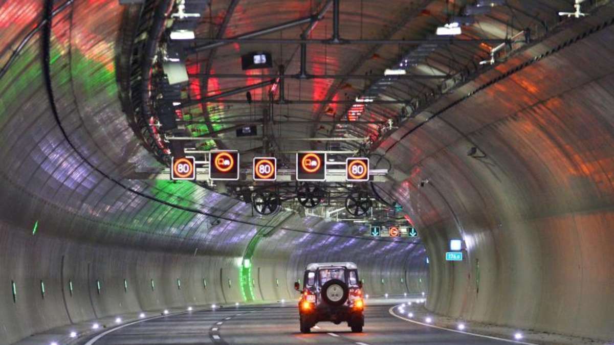 Thüringen: Kleintransporter-Fahrer wendet im Jagdbergtunnel auf A 4