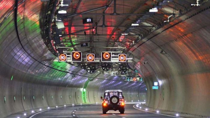 Kleintransporter-Fahrer wendet im Jagdbergtunnel auf A 4