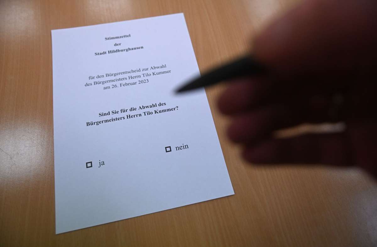 Ja für oder Nein gegen eine Abwahl von Tilo Kummer, das war die Frage am Sonntag in Hildburghausen Foto: Bastian Frank
