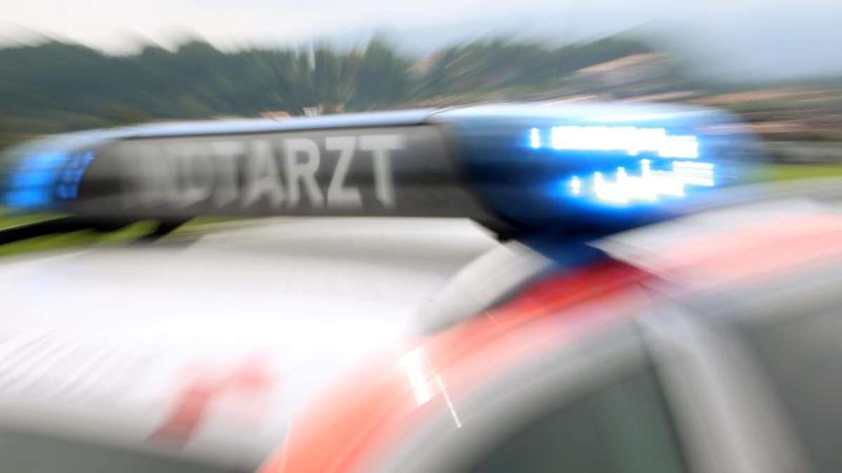 Thüringen: Frau kommt von Autobahn 71 ab, Wagen überschlägt sich