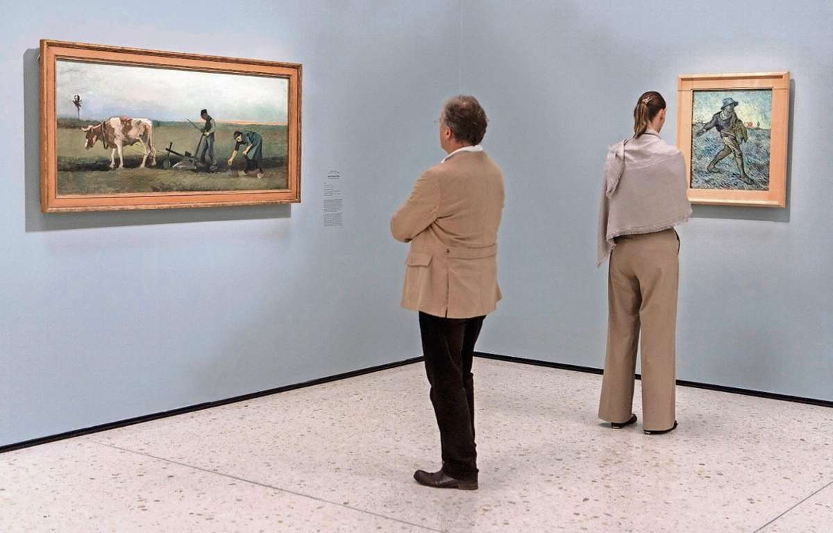 Dem Bild "Kartoffelsetzen" gehört die Aufmerksamkeit dieses Museumsbesuchers in der Ausstellung "Making Van Gogh · Geschichte einer Deutschen Liebe". Zu sehen sind rund 140 Gemälde und Arbeiten auf Papier, darunter über 45 zentrale Werke des Künstlers. Fotos (2): Roessler/dpa