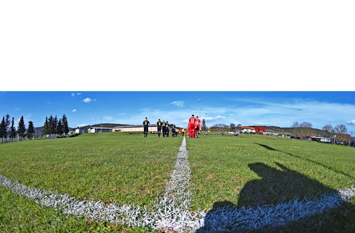 Bei besten Bedingungen betreten die Mannschaften vom Hainaer SV und SV 07 Milz den Rasen „Am Heiligkreuz“. Am Ende werden knapp 200 Zuschauer gezählt.