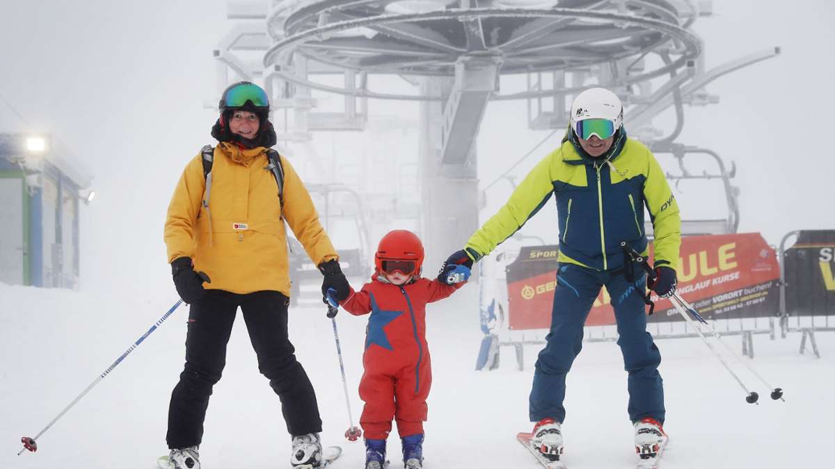 Eröffnung: Eine der ersten Skifahrer-Familien der Saison  am Freitag am Fallbach-Lift in  Oberhof