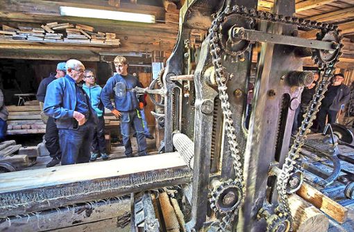 Christian Beinicke (rechts) ist mit Leidenschaft beim Holz und seinen alten Maschinen. Foto: Sybille Huck