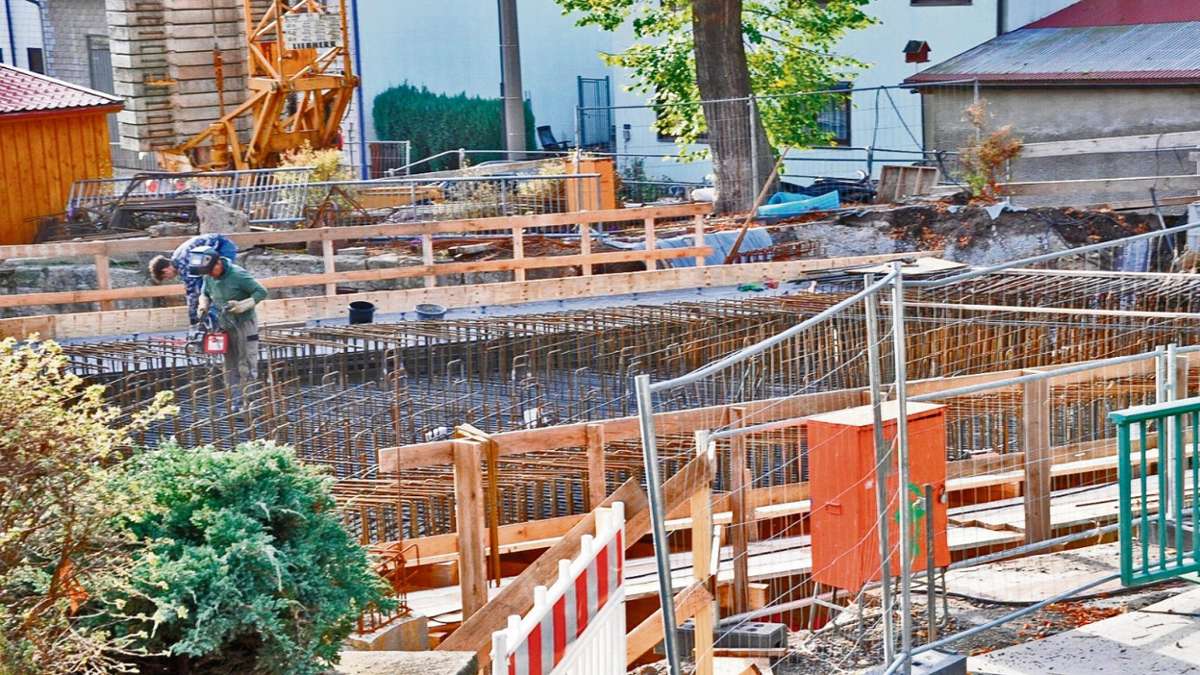 Gräfinau-Angstedt: Ilm-Brücke: Nach der Arbeit der Eisenflechter kann der Beton kommen