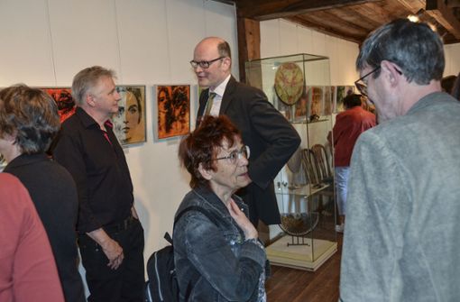 Glaskünstler Wolfgang Nickel im Gespräch mit Museumsdirektor Philipp Adlung (hinten von links). Foto: /Sigrid Nordmeyer