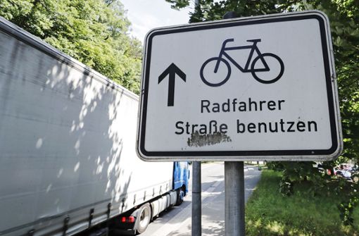Radfahrer, die von Benshausen in Richtung Zella-Mehlis radeln, werden am Ortsausgang aufgefordert, die Straße zu benutzen. Das ist aufgrund des hohen Verkehrsaufkommens  lebensgefährlich. Foto: Michael Bauroth