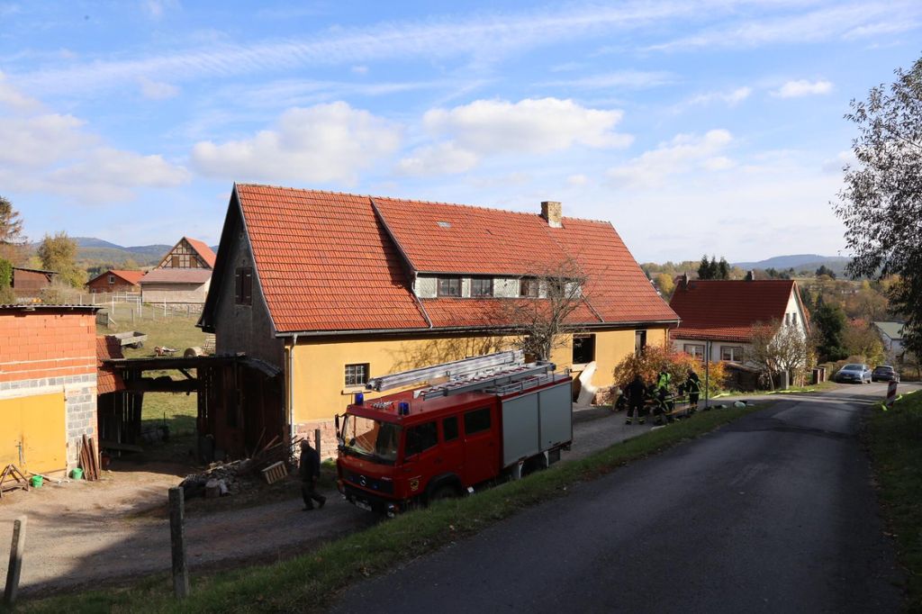 Die Feuerwehr vor dem Haus in Viernau. Für den 88-Jährigen kam jede Hilfe zu spät. Foto: Steffen Ittig