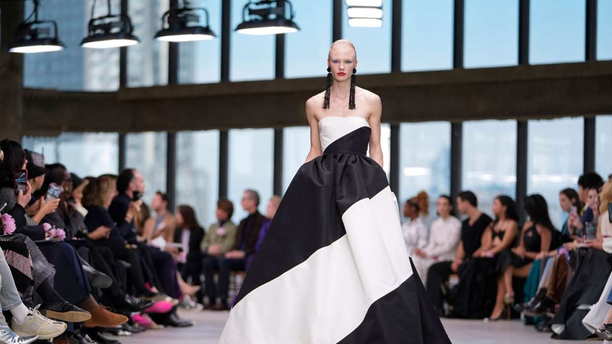 Ein Model präsentiert eine elegante Kreation der Designerin Carolina Herrera auf dem Catwalk im Rahmen der New York Fashion Week.