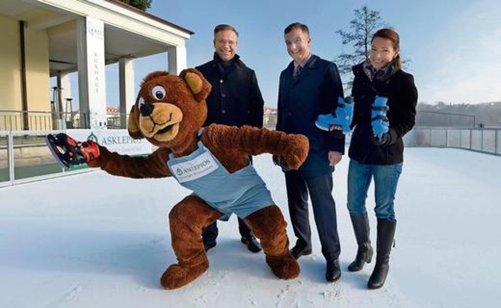 Gemeinsam mit dem Asklepios-Maskottchen bewerben Katrin Knüpfer, Klaus Bohl und Martin Merbitz (von rechts) die Schlittschuhbahn. Foto: Heiko Matz