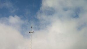 Hubschrauber setzt Masten und Schneekanonen am Schmiedefelder Skihang