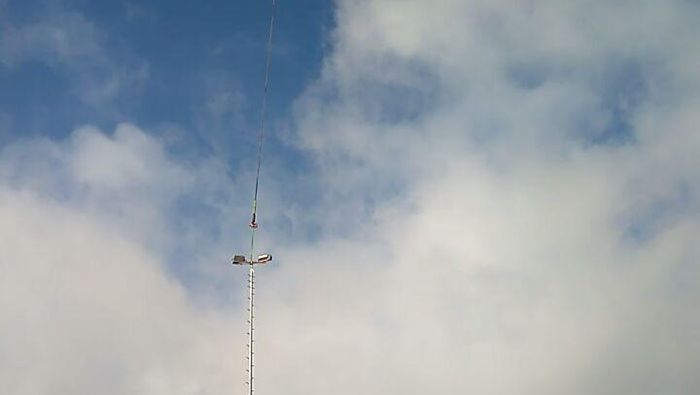 Hubschrauber setzt Masten und Schneekanonen am Schmiedefelder Skihang