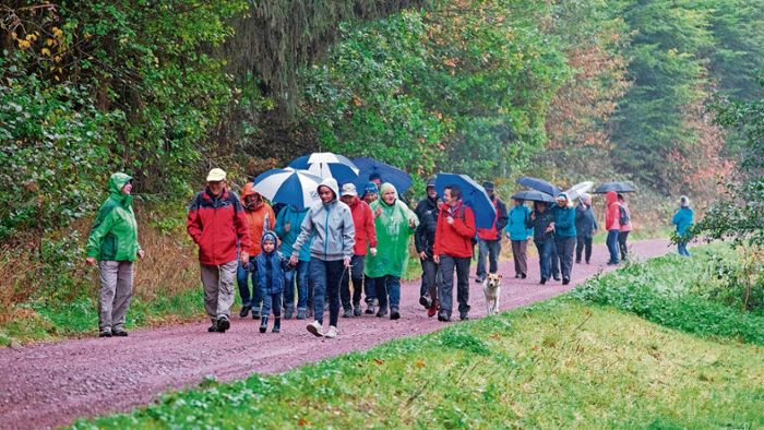 Wanderer weihen Schutzhütte und Generationen-Vital-Weg ein