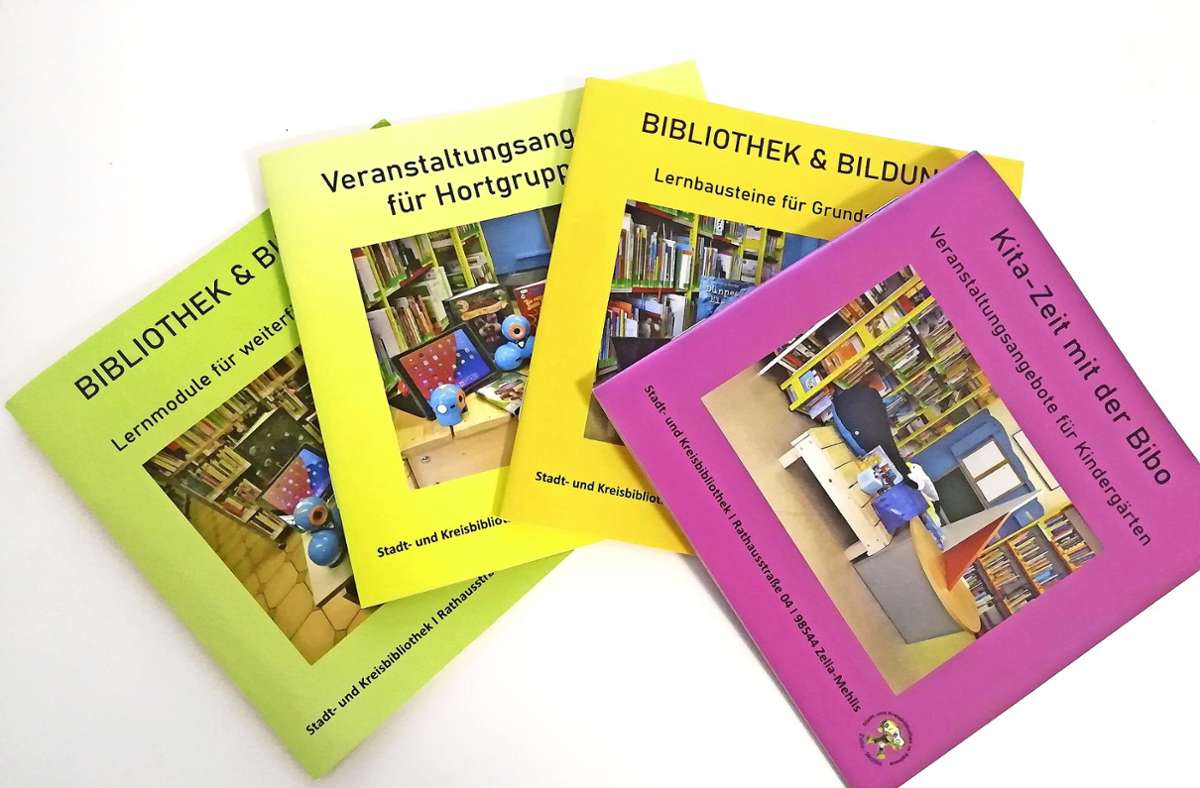 In vier  Broschüren präsentiert die Stadt- und Kreisbibliothek ihr Angebot für Kinder und Jugendliche. Foto: at