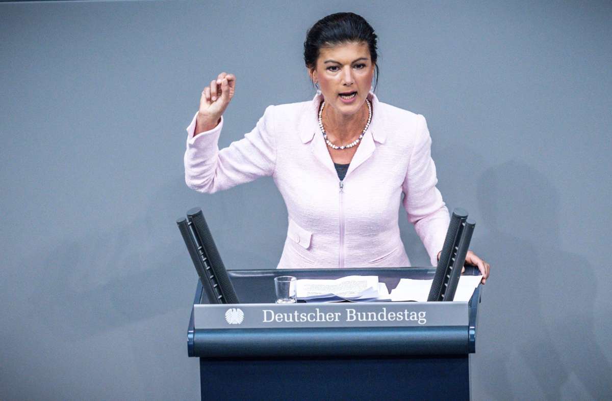 Noch steht sie für die Linke am Rednerpult des Bundestages: Sahra Wagenknecht. Foto: dpa/Michael Kappeler