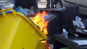 Mülltonnen-Brände: Feuer greift auch auf Haus über