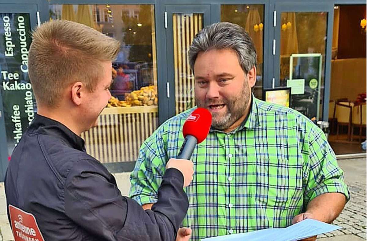 Moderator Niclas Fuchs interviewt Bürgermeister Fabian Giesder. Foto: /Roland Abé