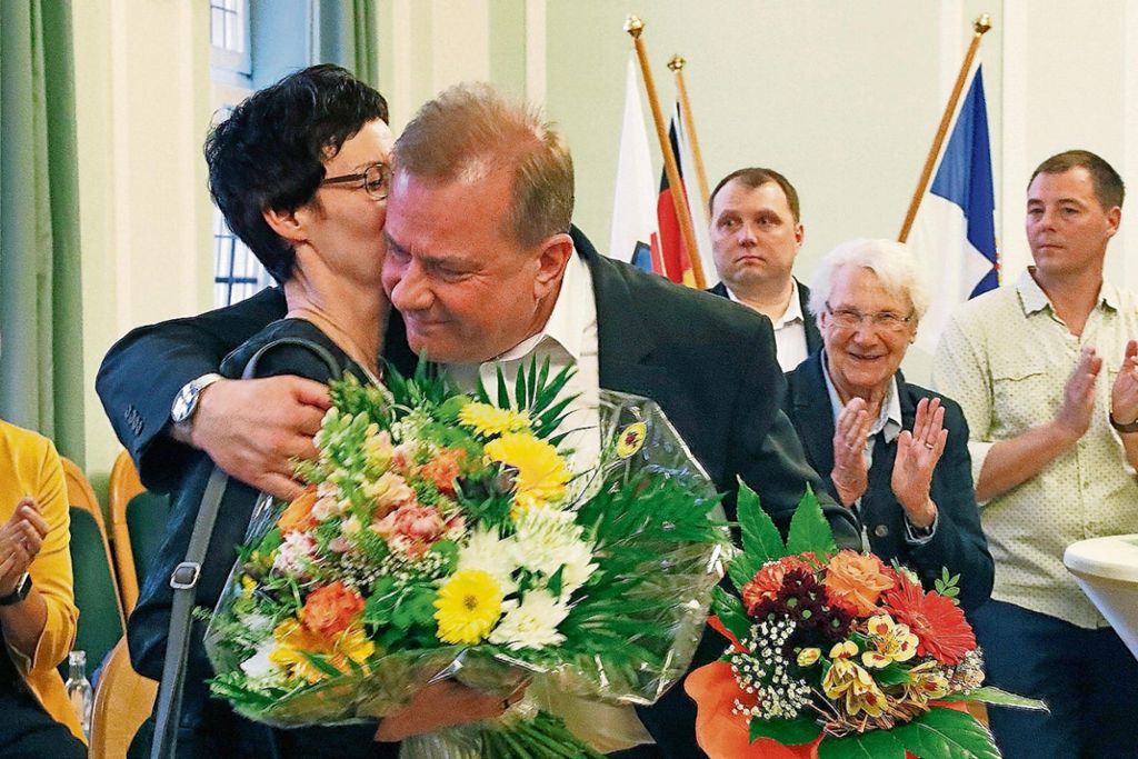 Glücklich und ein wenig geschafft: Bürgermeister Richard Rossel bedankte sich zuallererst bei seiner Ehefrau Andrea für die Unterstützung in den vergangenen Wochen und Monaten. Foto: Michael Bauroth