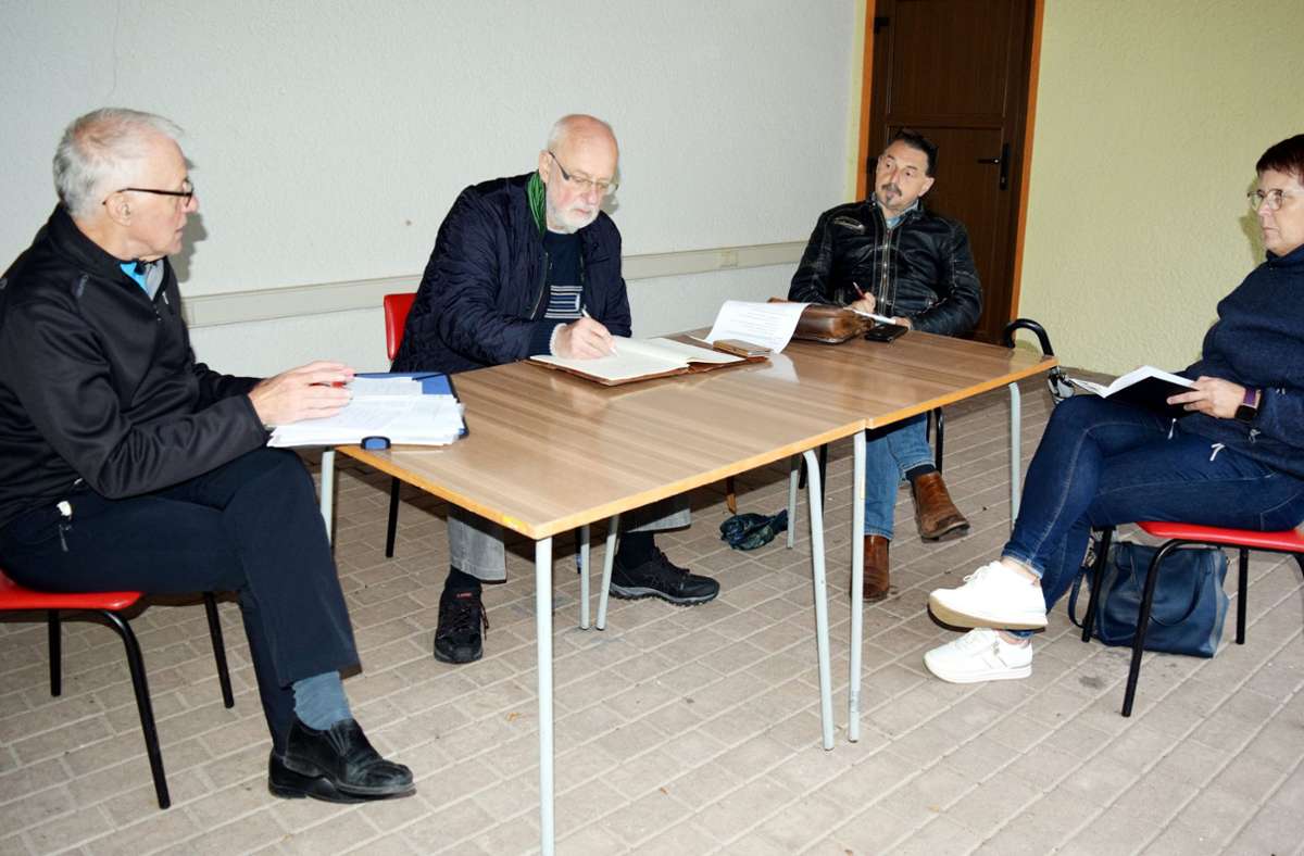 Jürgen Herrmann, Jürgen Schröder, Heiko Ißleib und Heike Koch bereiten die Diskussionsrunde vor. Foto: Birgitt Schunk