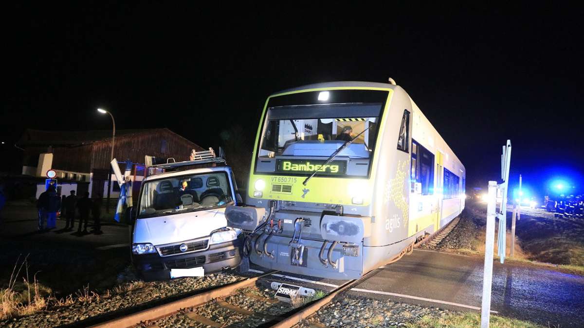 Hassberge: Unbeschrankter Bahnübergang: Lieferwagen stößt mit Zug zusammen