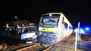 Unbeschrankter Bahnübergang: Lieferwagen stößt mit Zug zusammen