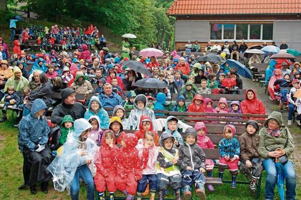 Schirm und Regenbekleidung waren letztes Jahr unerlässlich während der Kindervorstellungen im Bauerbacher Naturtheater. Sogar die Premiere fiel buchstäblich ins Wasser und musste verschoben werden.